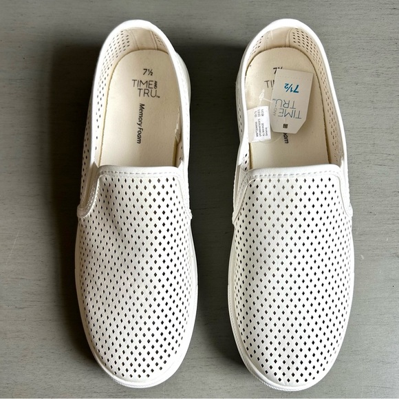 Time & Tru NEW Memory Foam Perforated White Slip-Ons Sneaker Women 7.5 Classic - Picture 4 of 12
